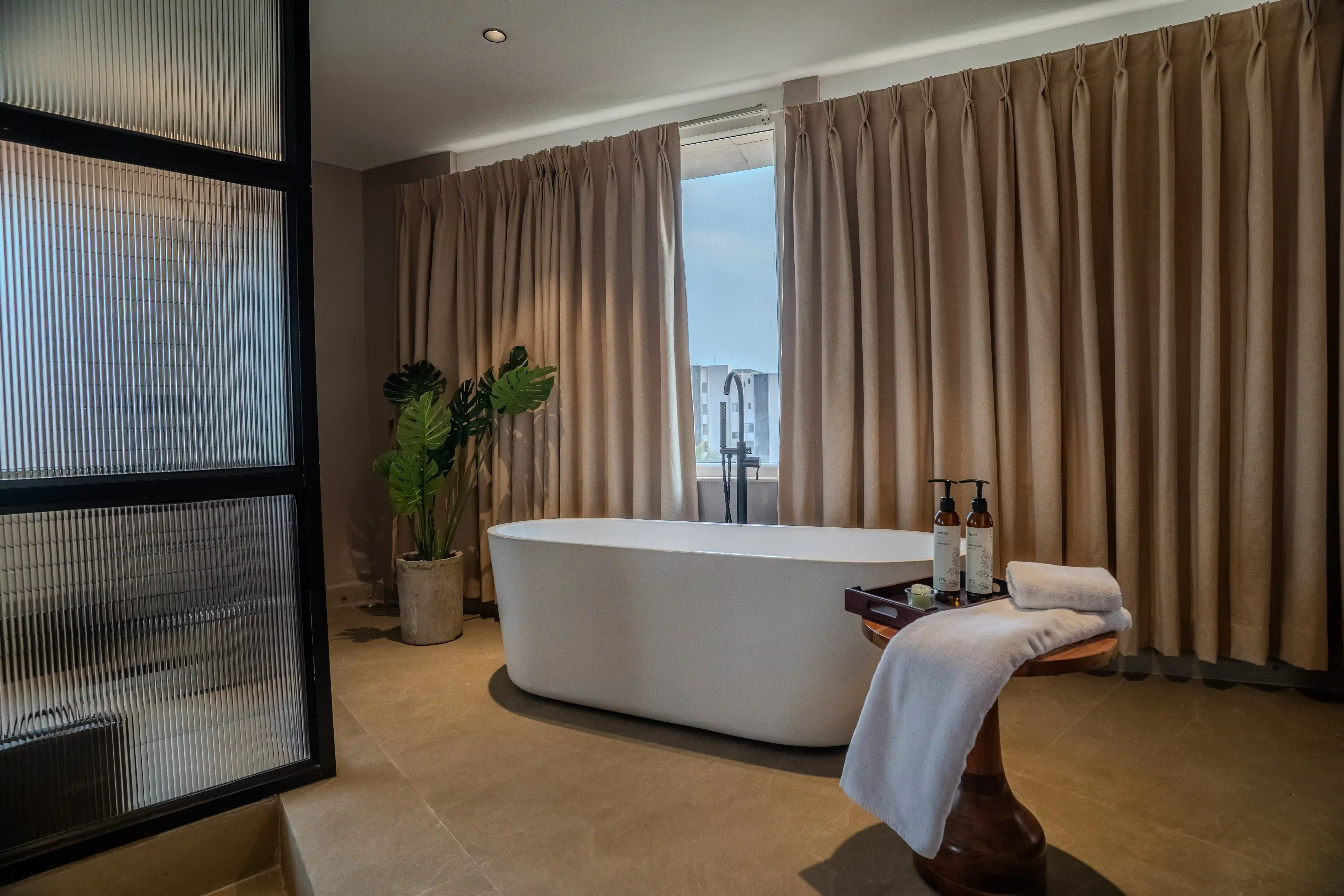 Presidential Suite with Bathtub 