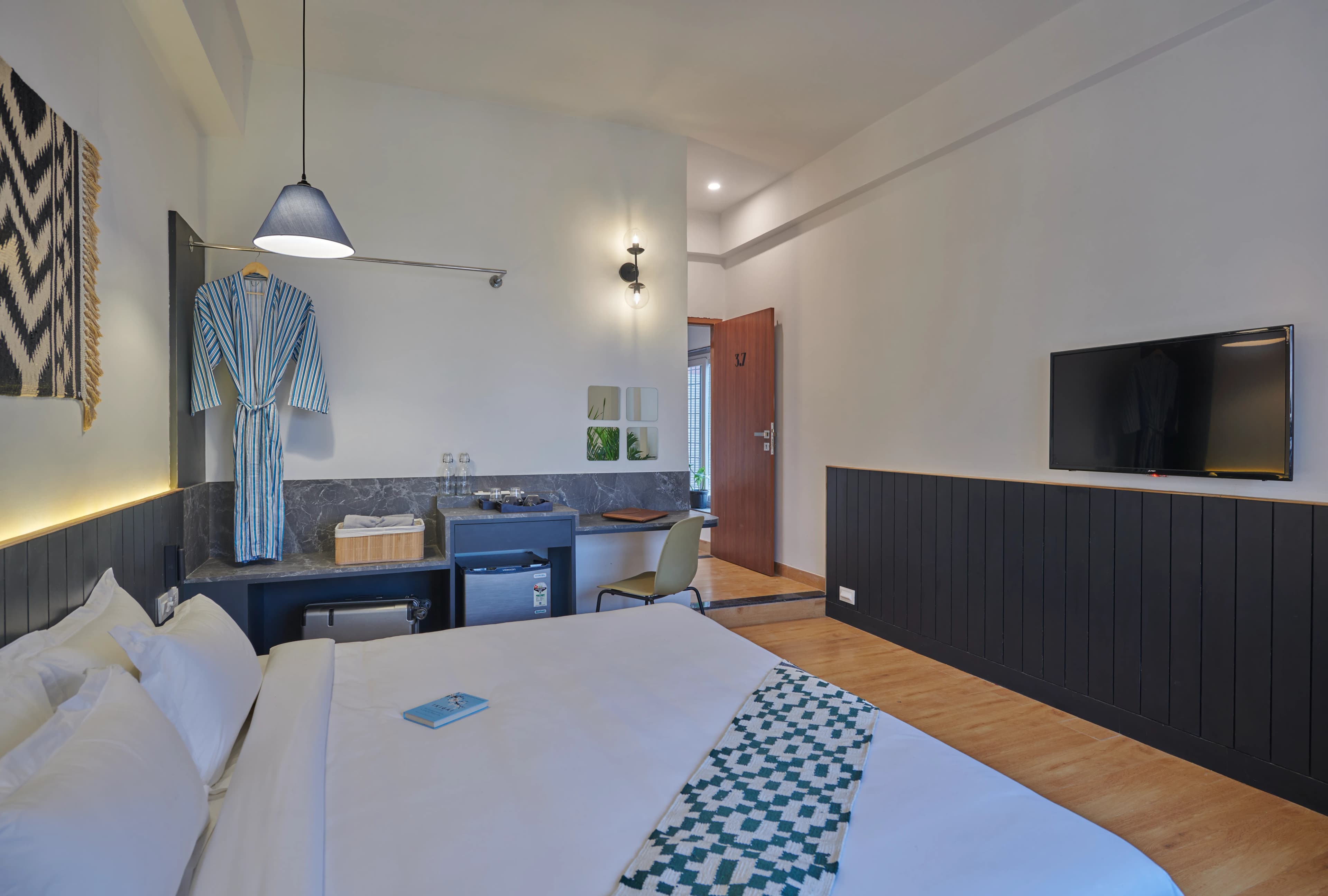 click to zoom King room