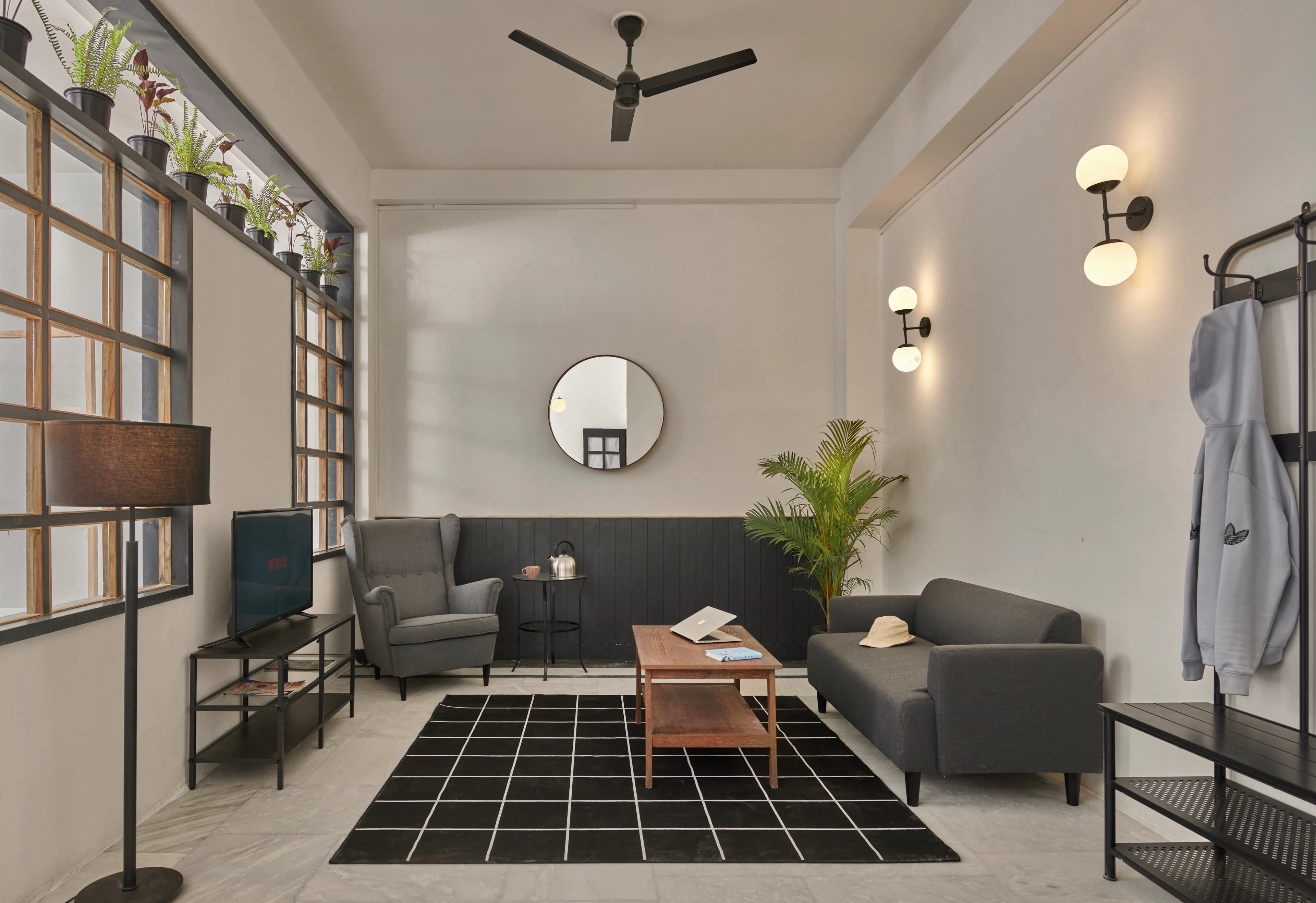 click to zoom King Studio