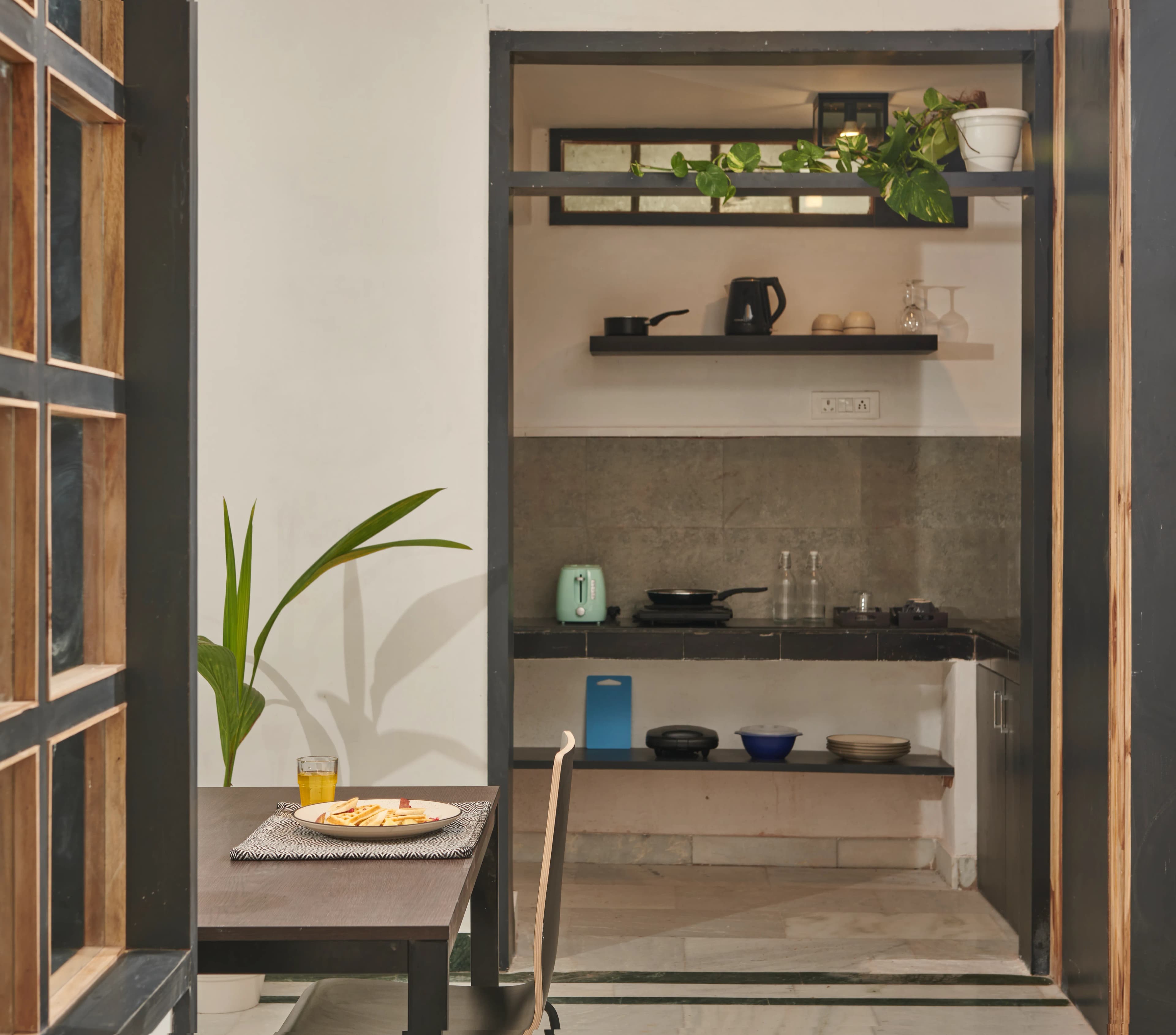 click to zoom King Studio