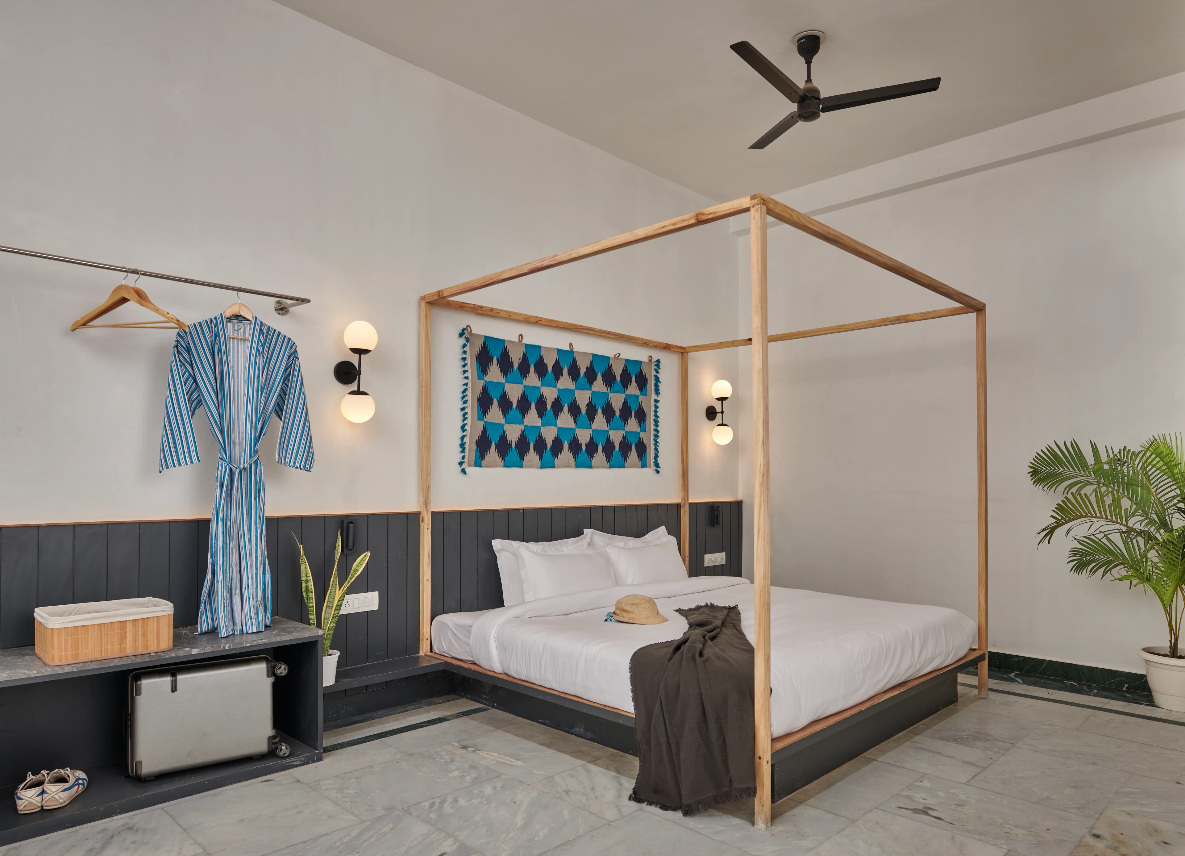 click to zoom King Studio
