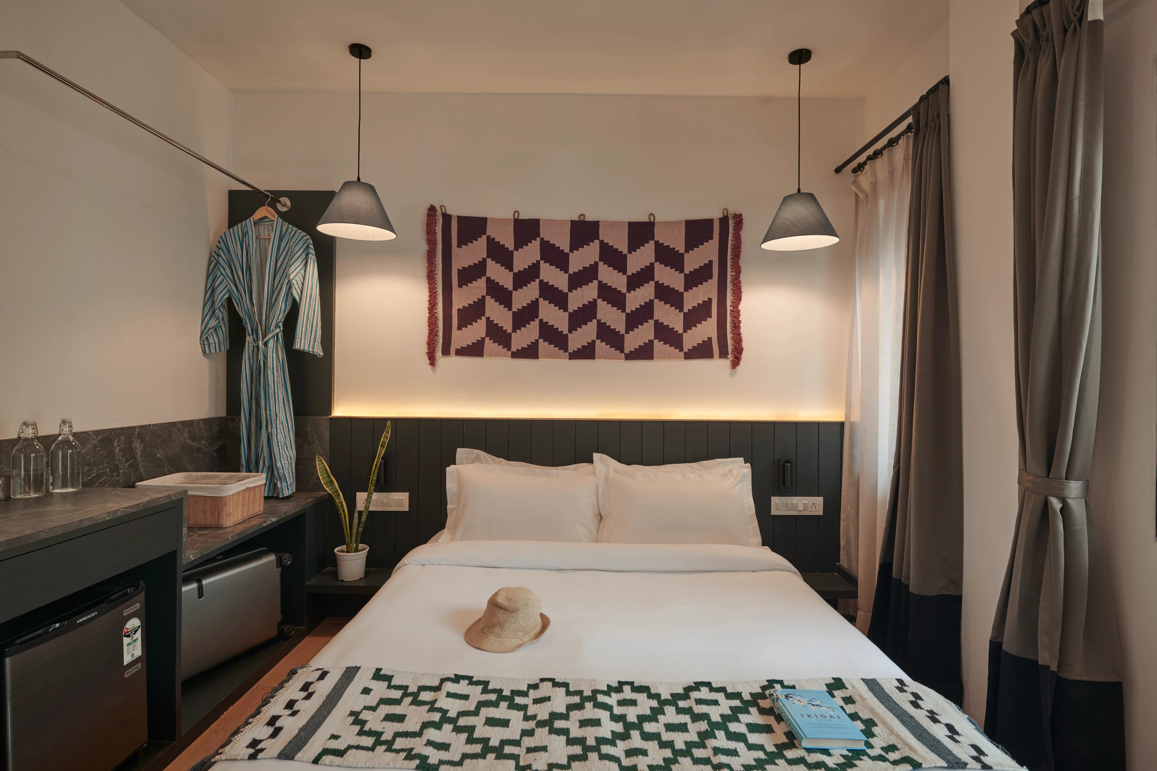 click to zoom Queen Room