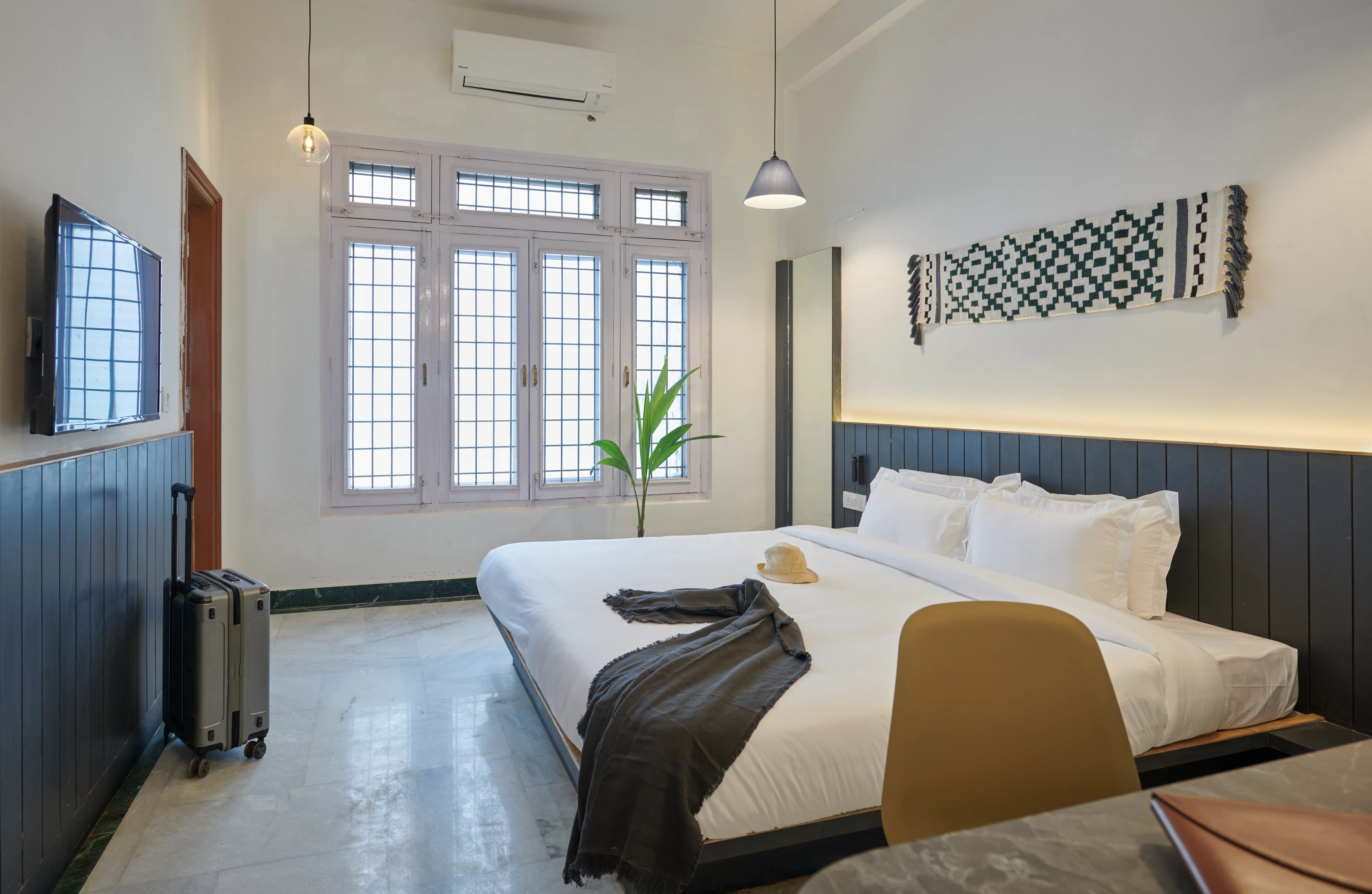 click to zoom Queen Room