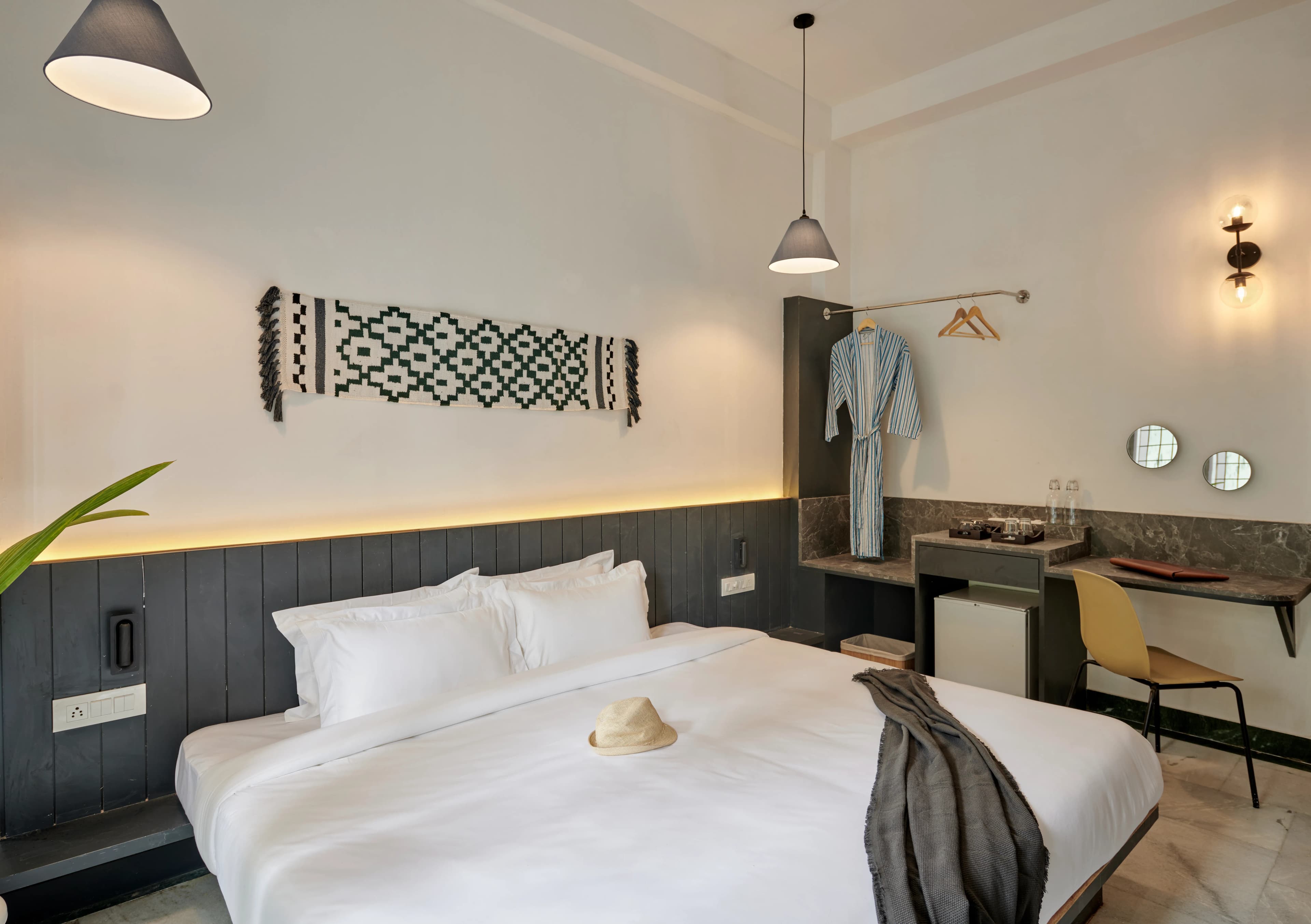click to zoom Queen Room