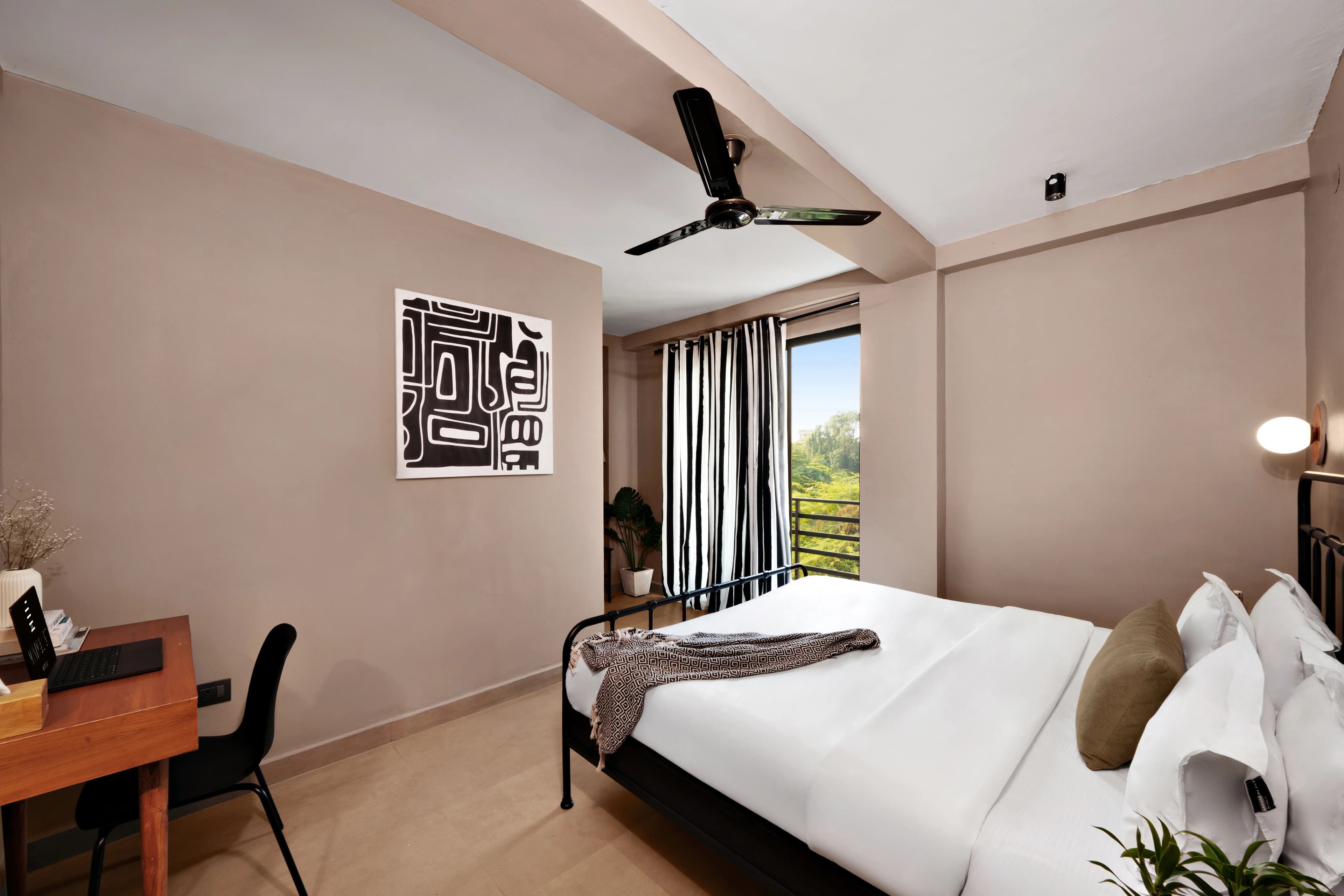 click to zoom SUPERIOR QUEEN ROOM