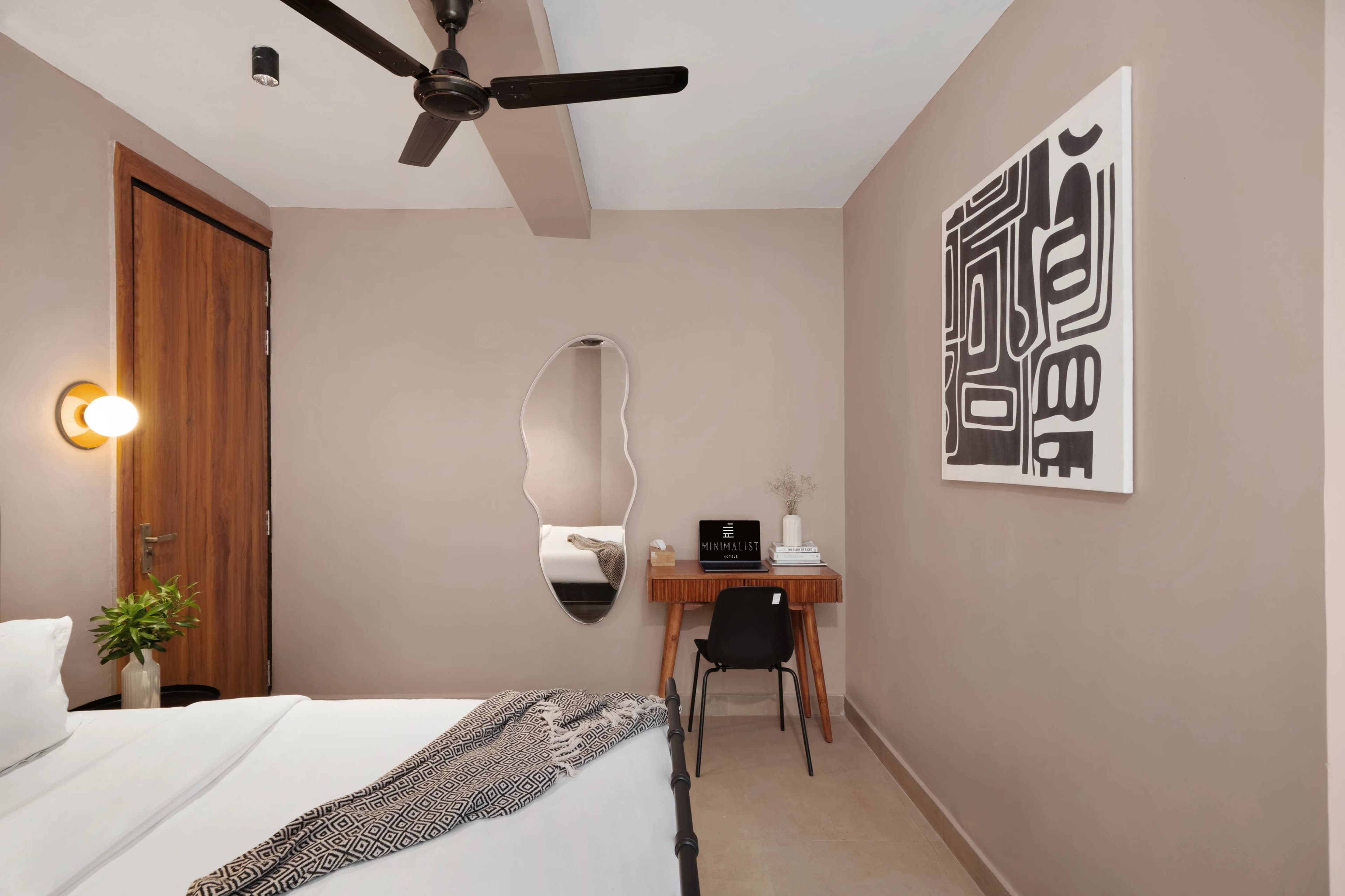 click to zoom SUPERIOR QUEEN ROOM