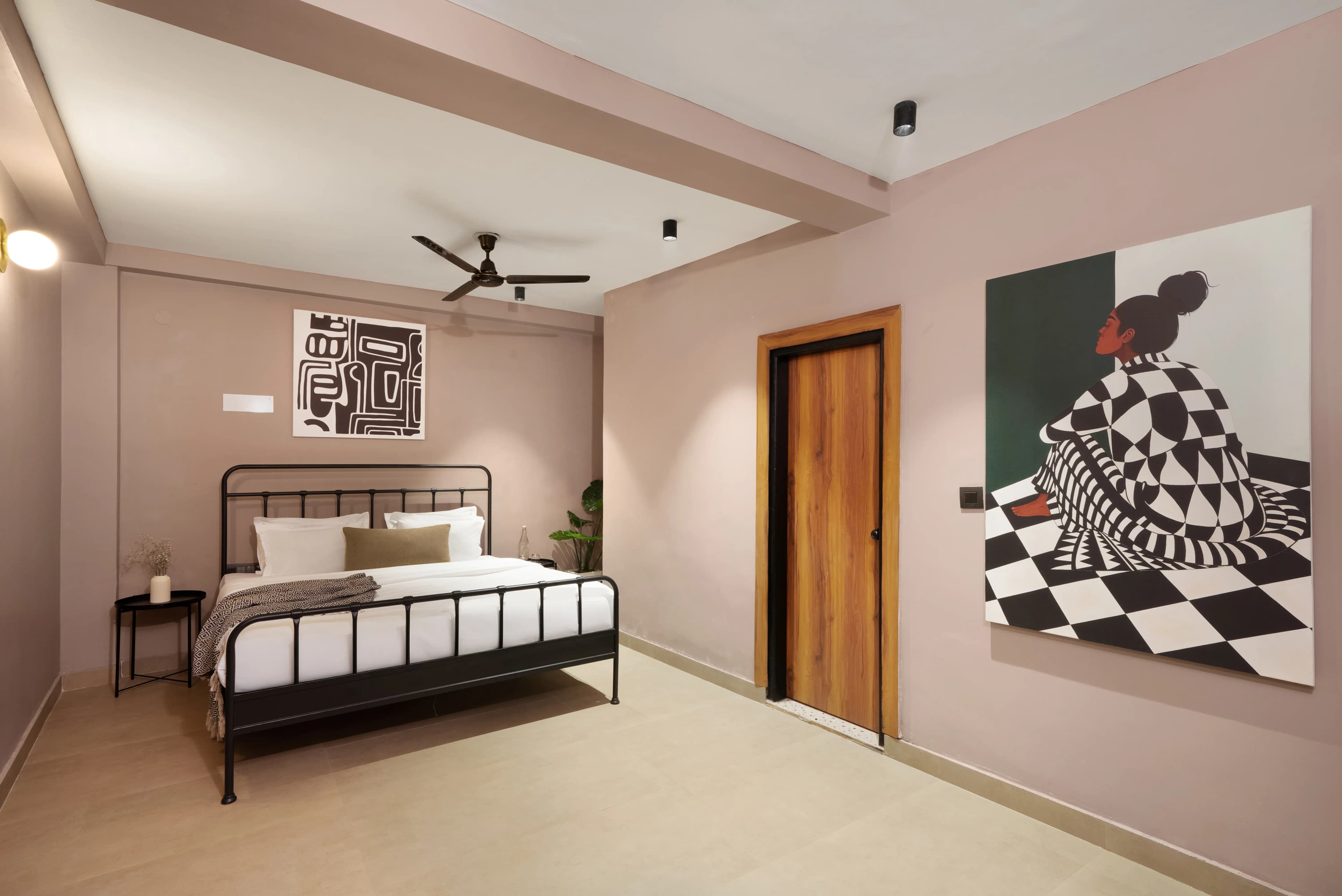 click to zoom SUPERIOR KING ROOM