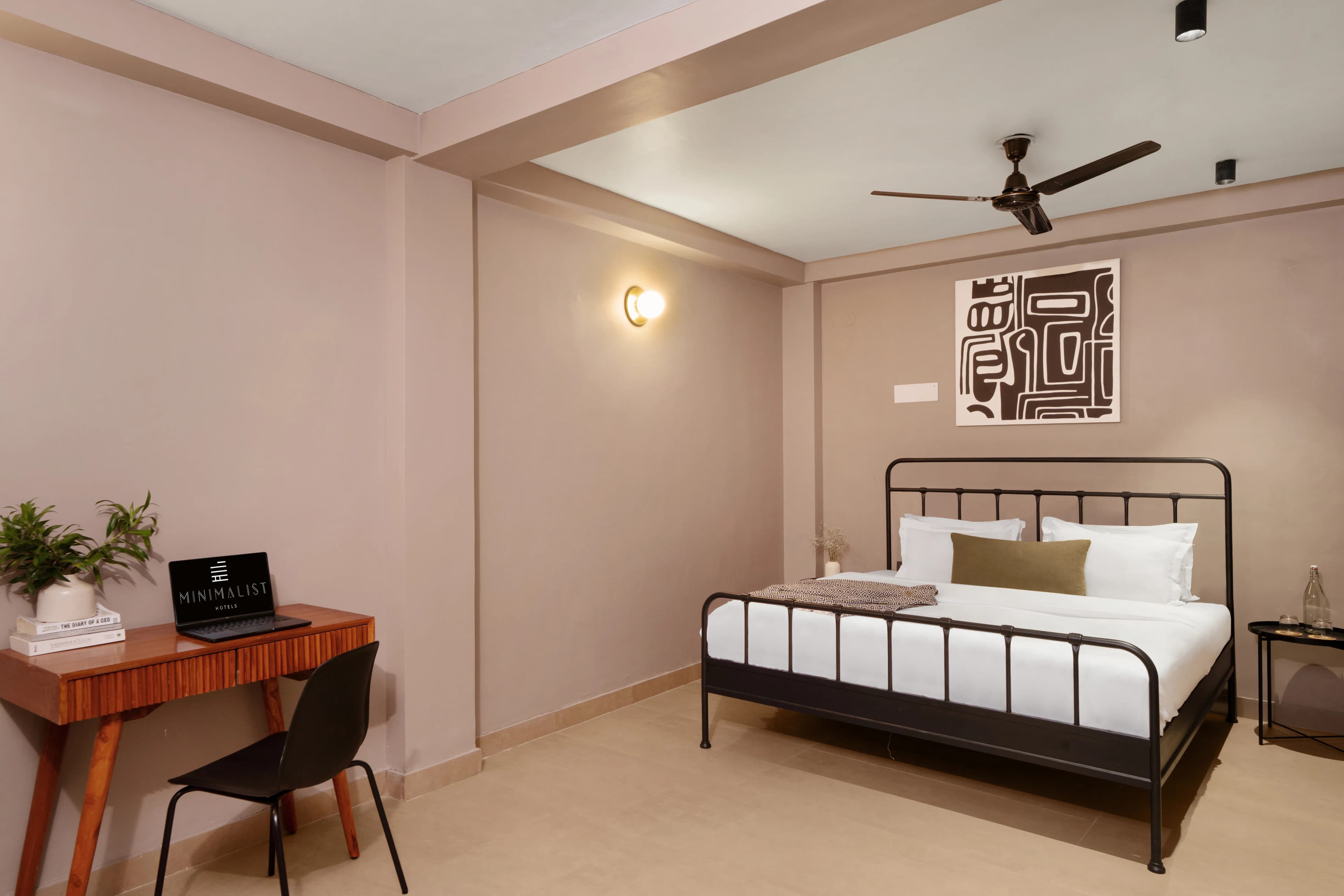 click to zoom SUPERIOR KING ROOM