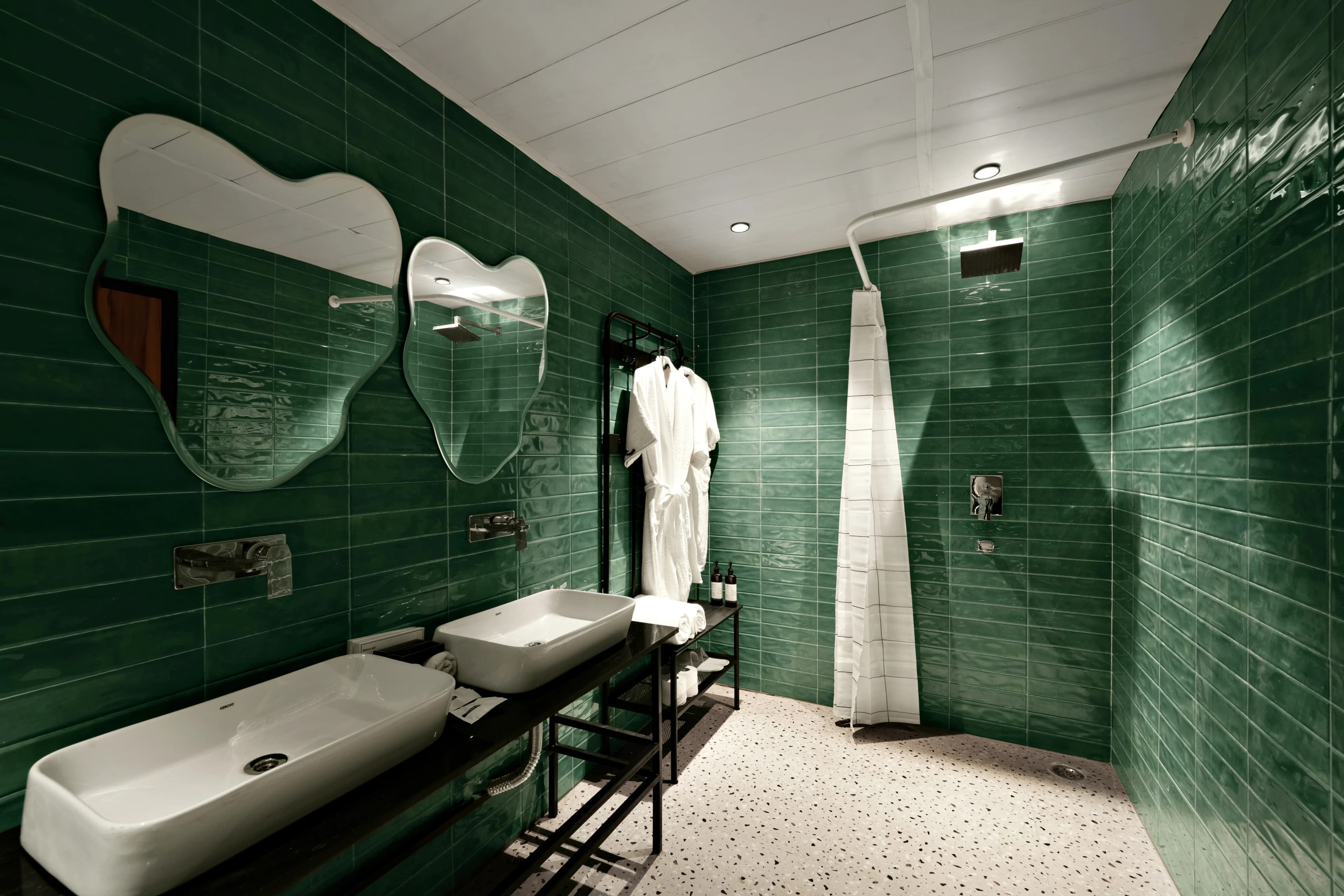 click to zoom SUPERIOR KING ROOM