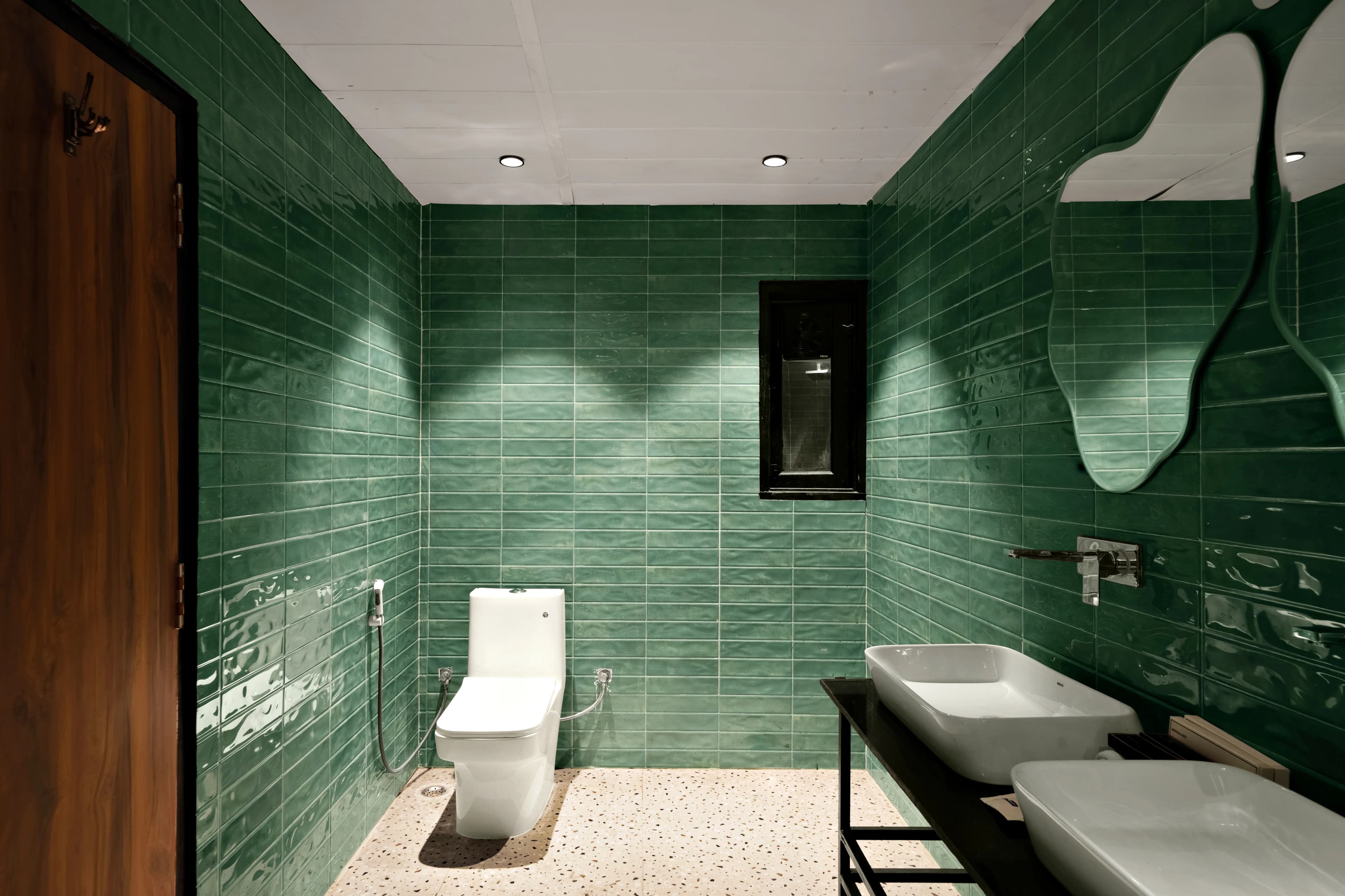 click to zoom SUPERIOR KING ROOM
