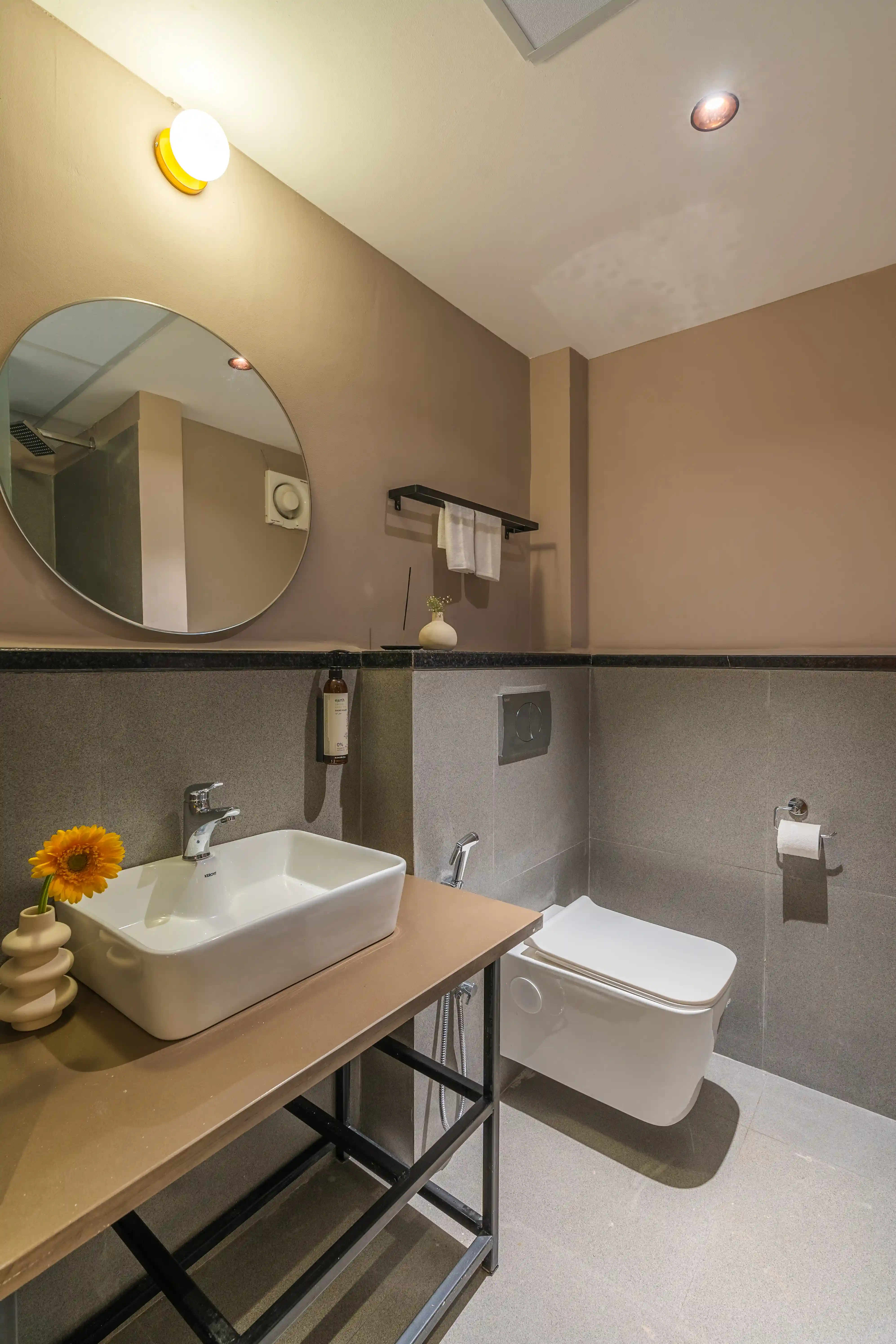 click to zoom King room