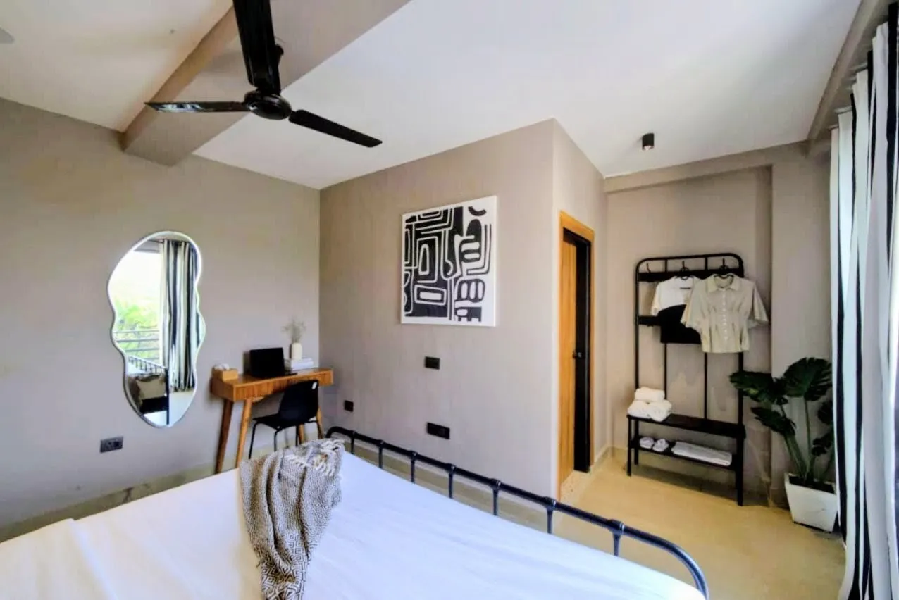 click to zoom QUEEN ROOM