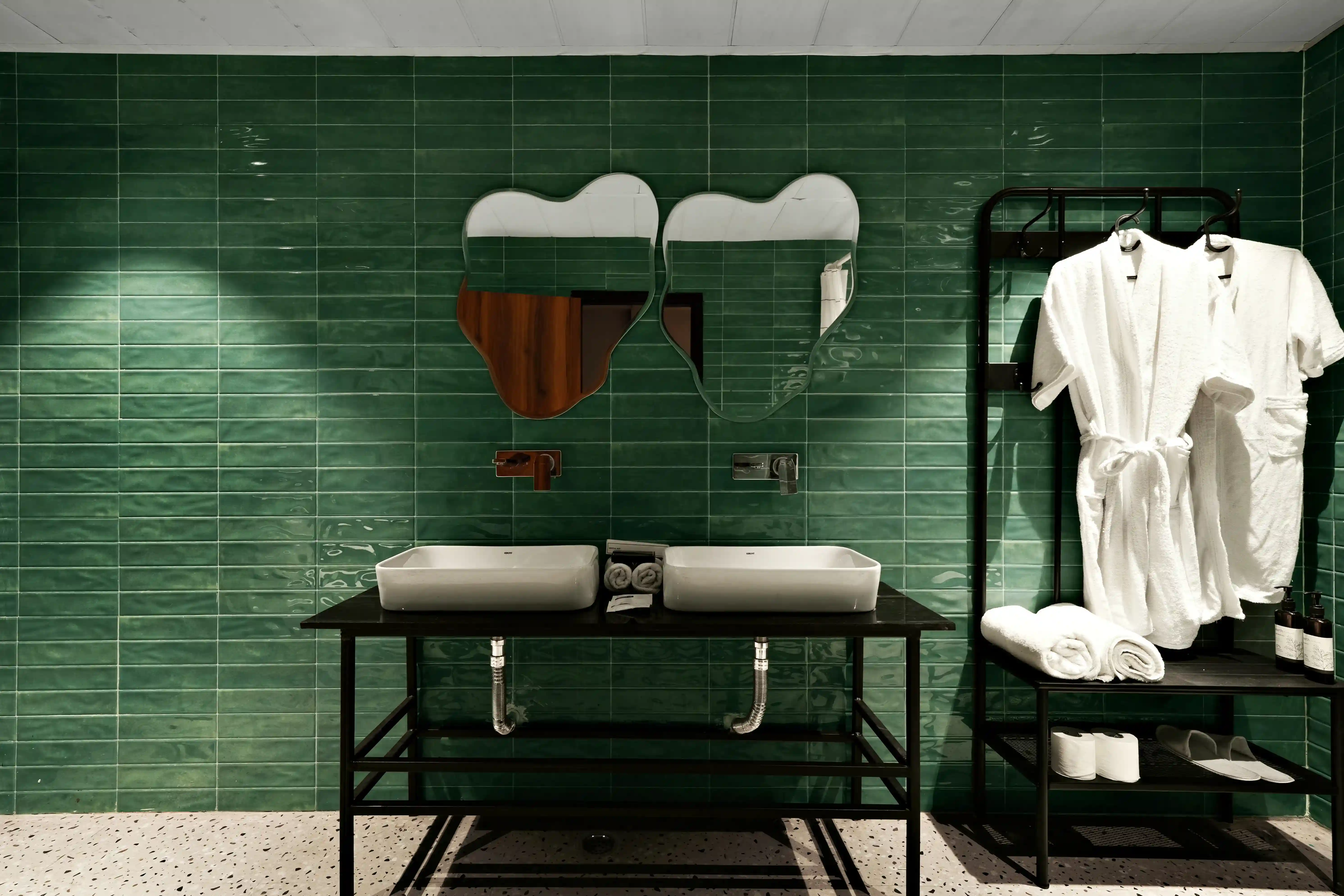 click to zoom SUPERIOR KING ROOM