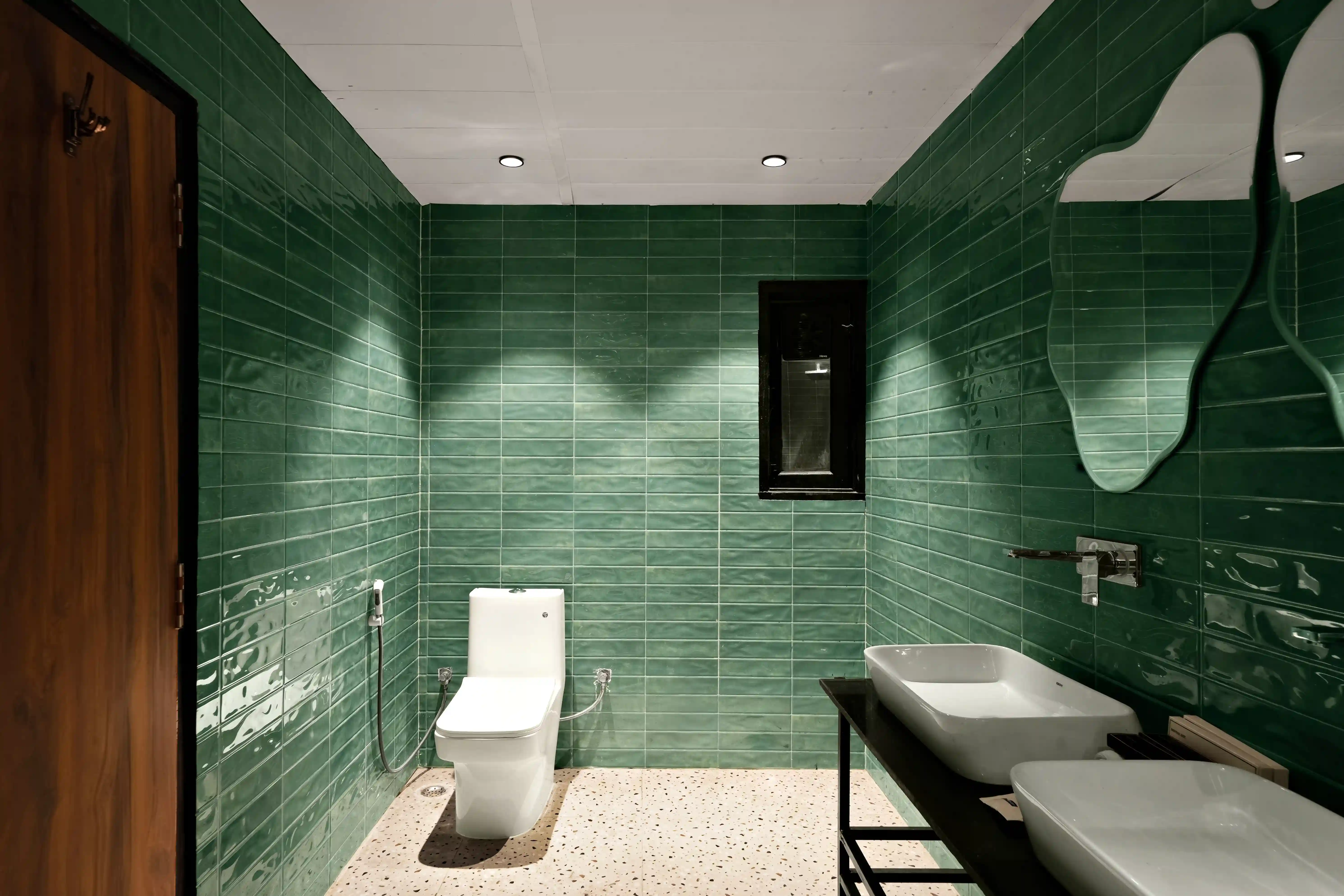 click to zoom SUPERIOR KING ROOM