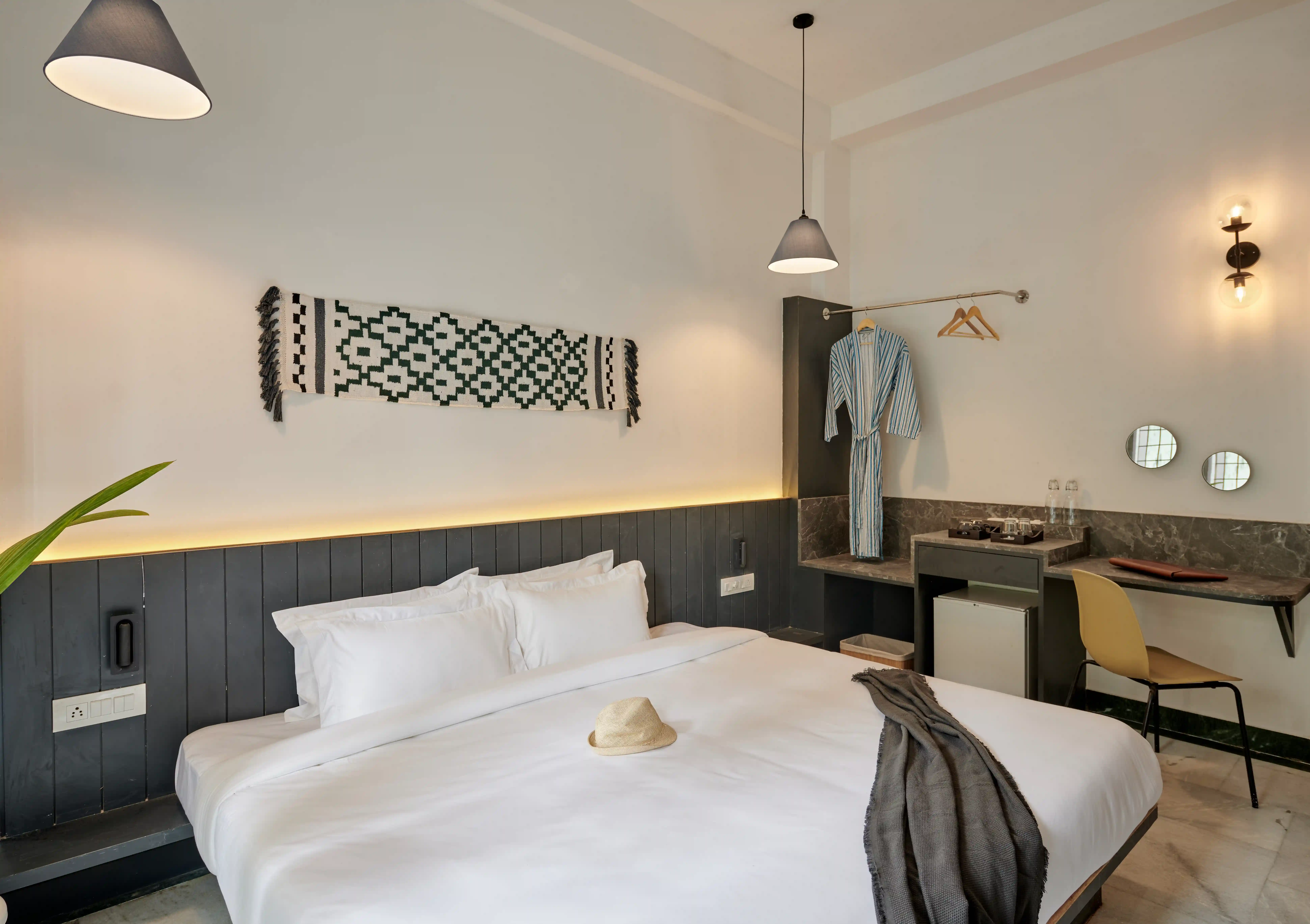 click to zoom Queen Room