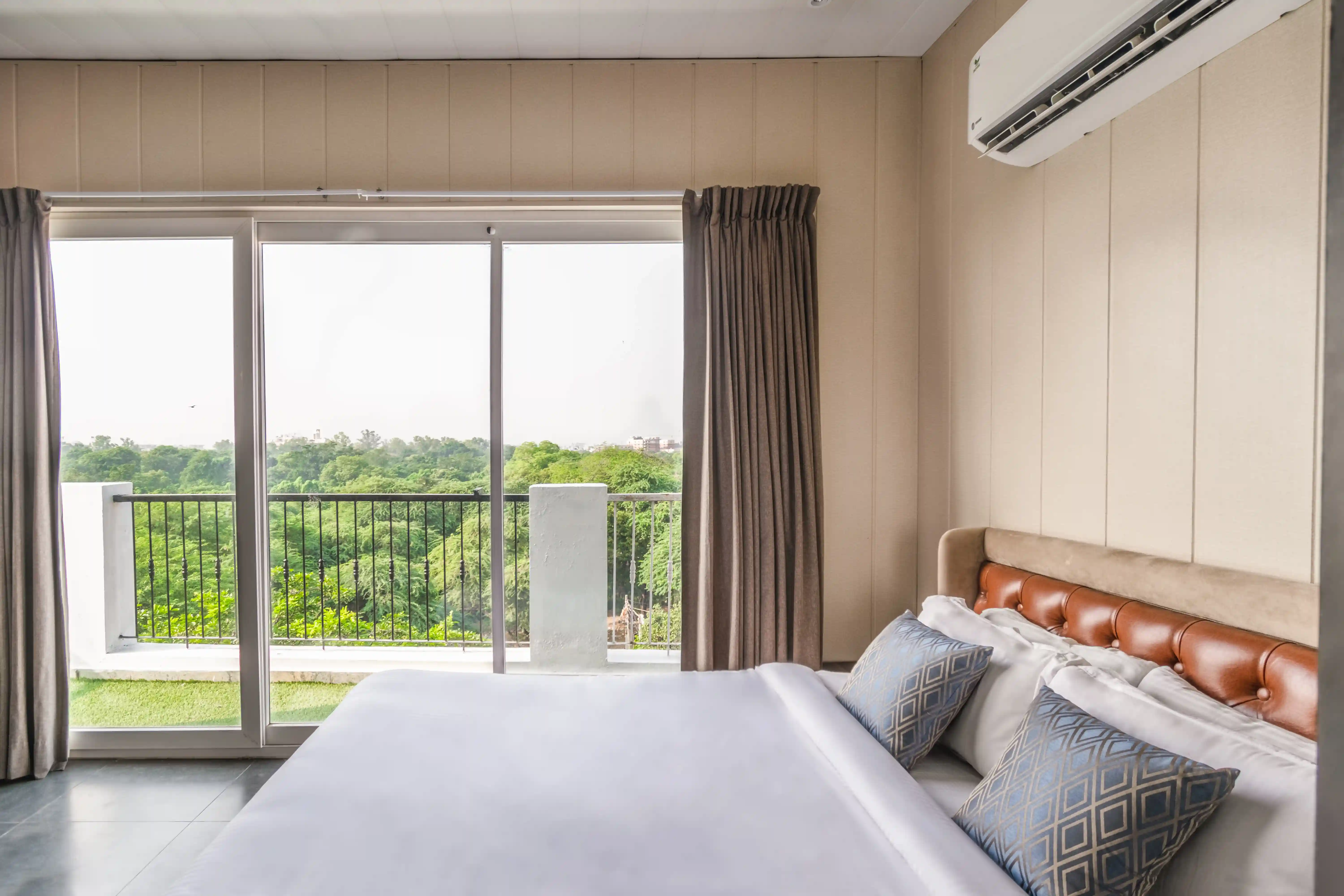 click to zoom Glamping studio