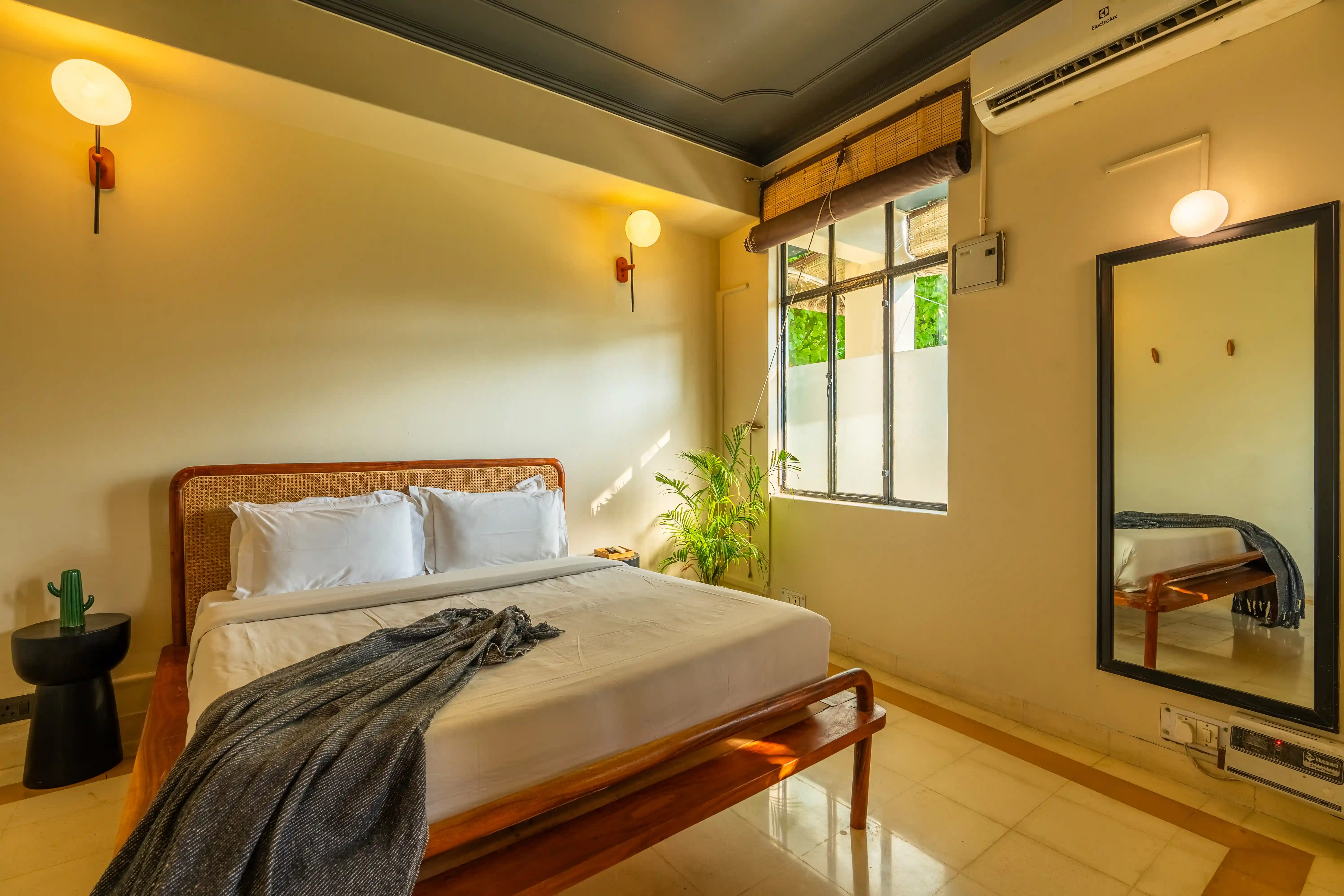 click to zoom King Room