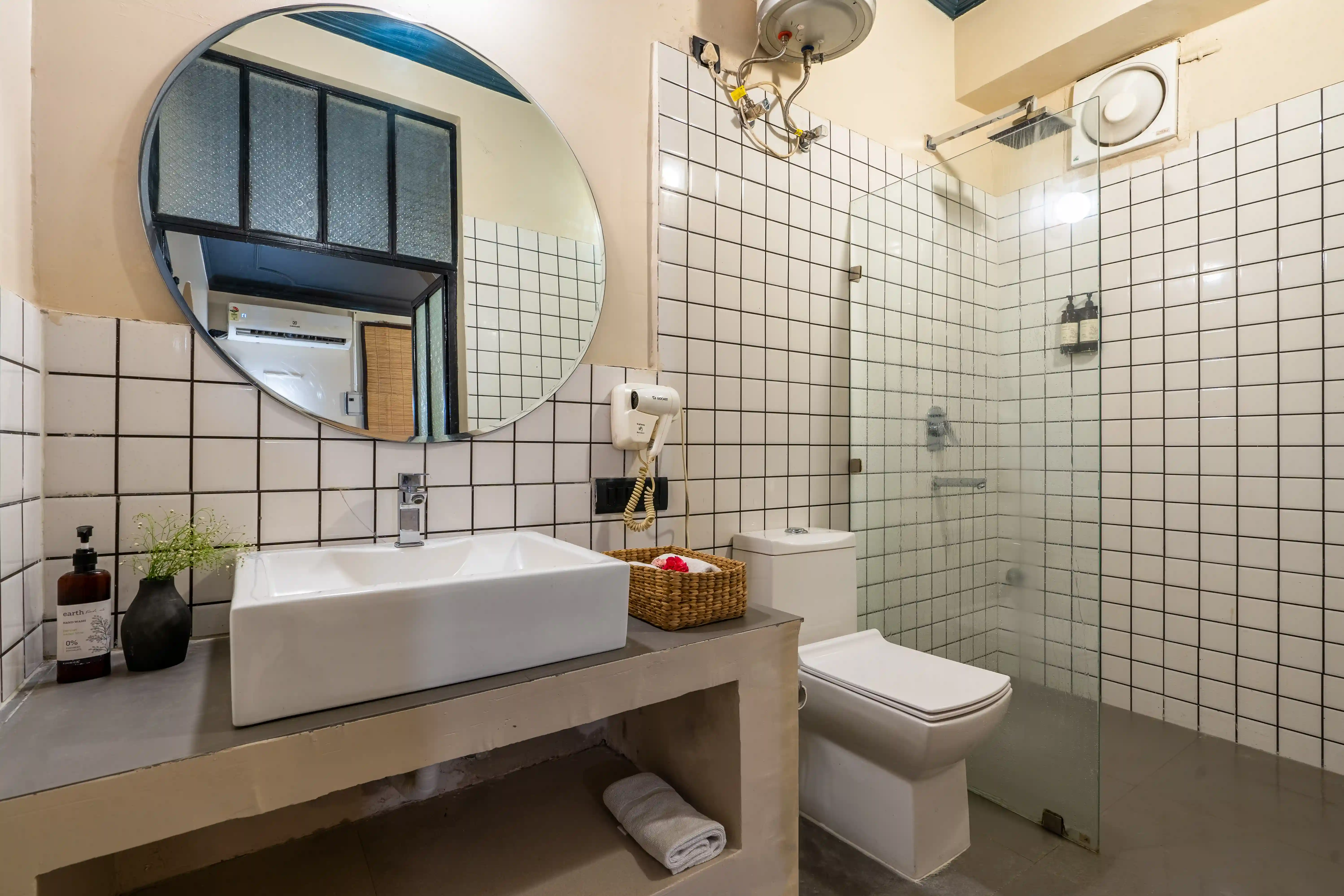 click to zoom King Room