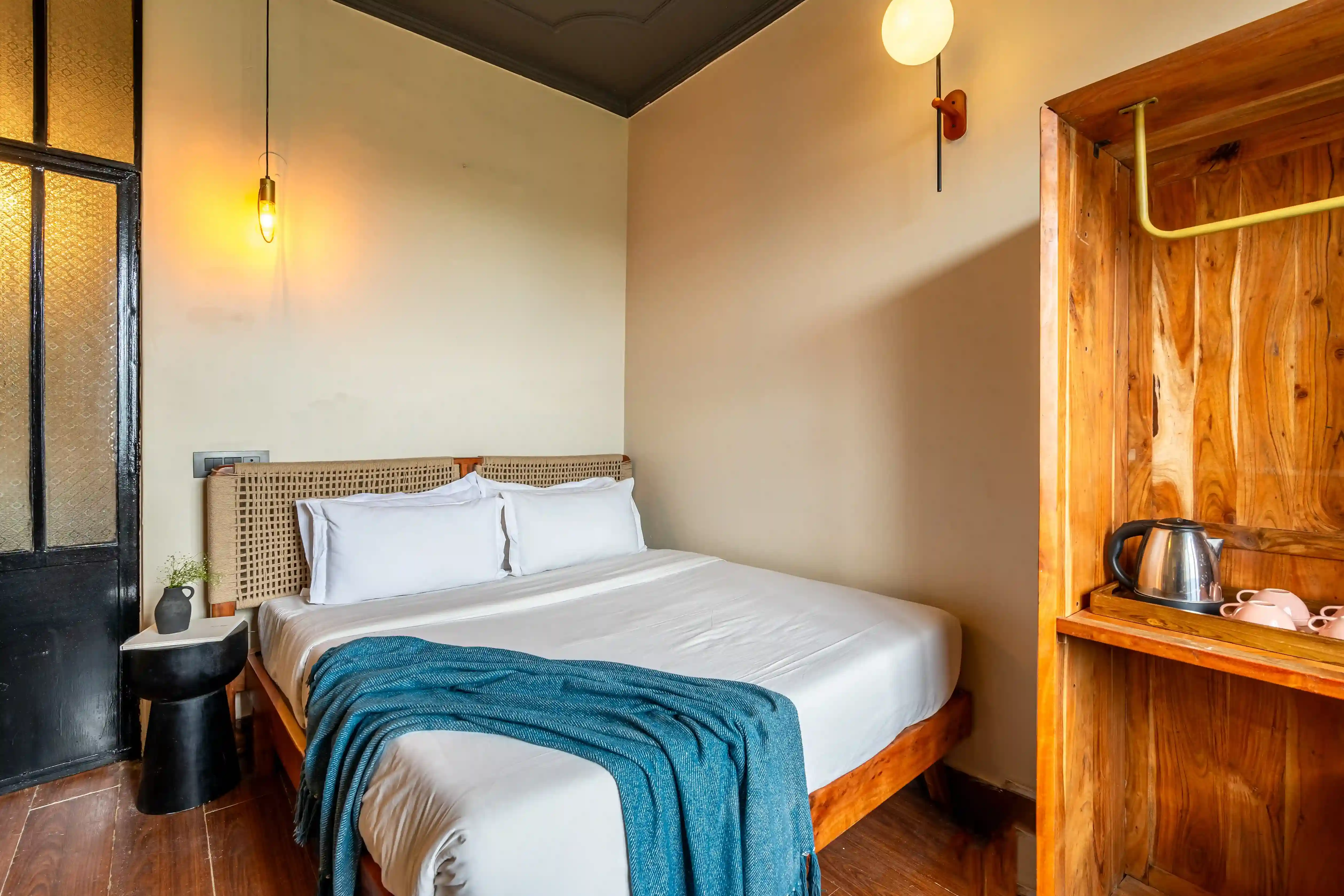 click to zoom Queen Room