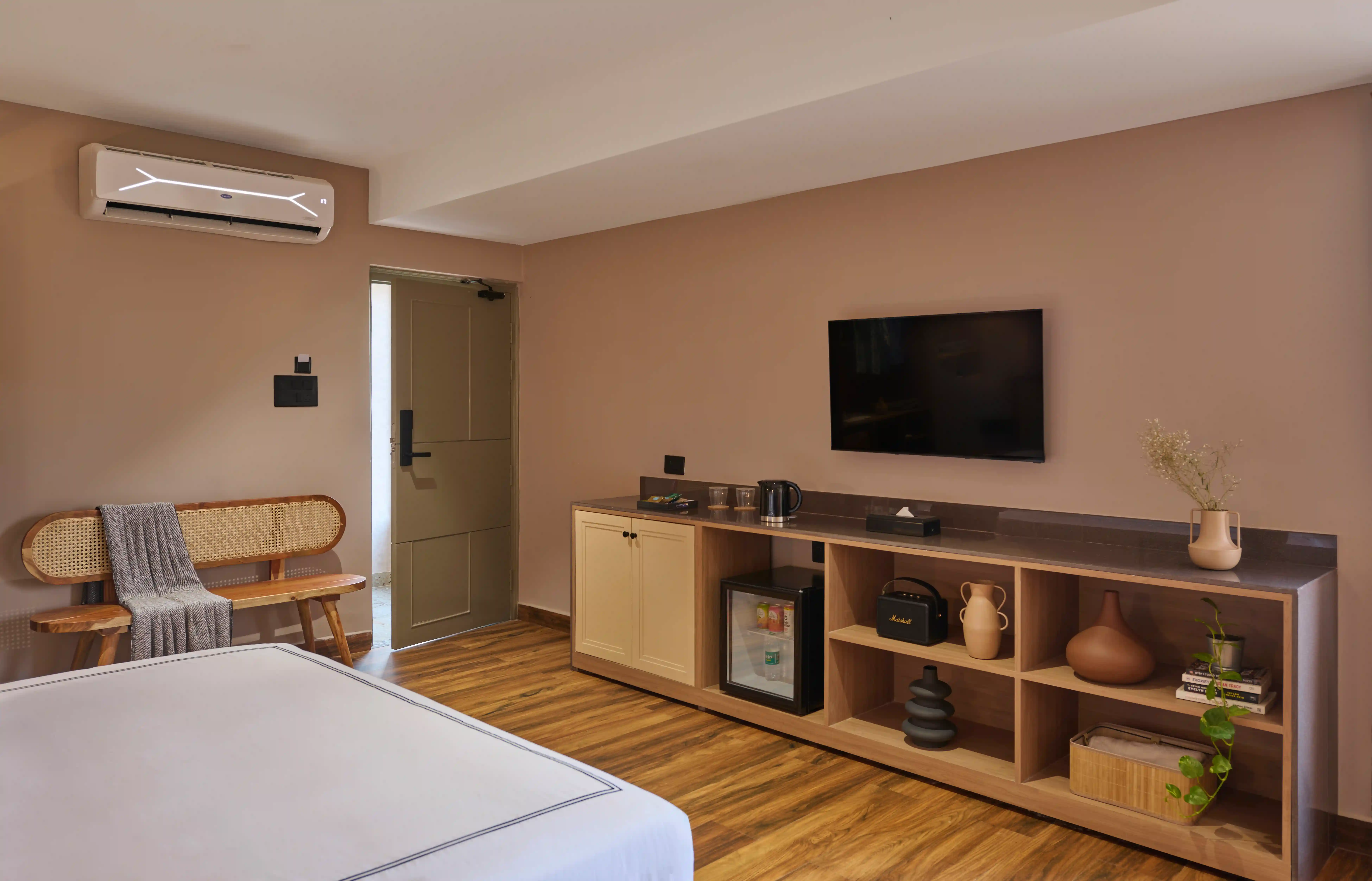 click to zoom King Room