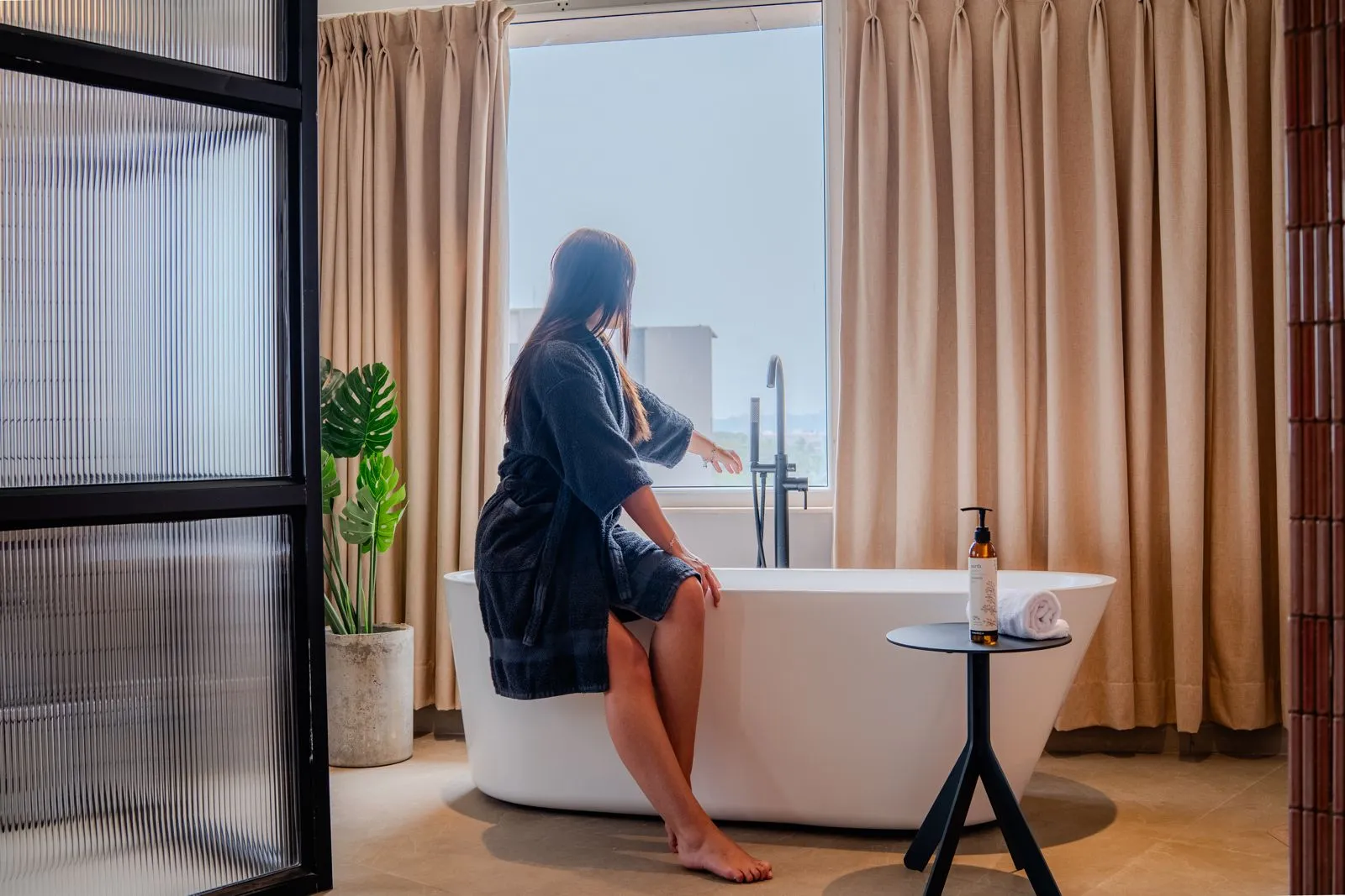 click to zoom Presidential Suite with Bathtub